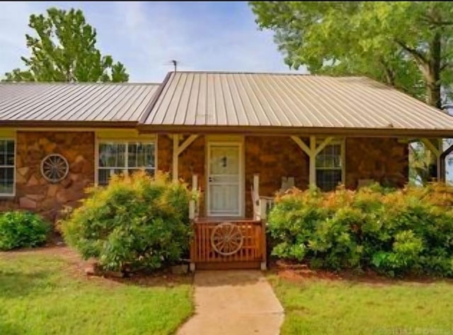 view of front of house featuring a front yard