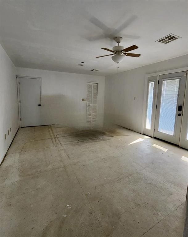 empty room with ceiling fan