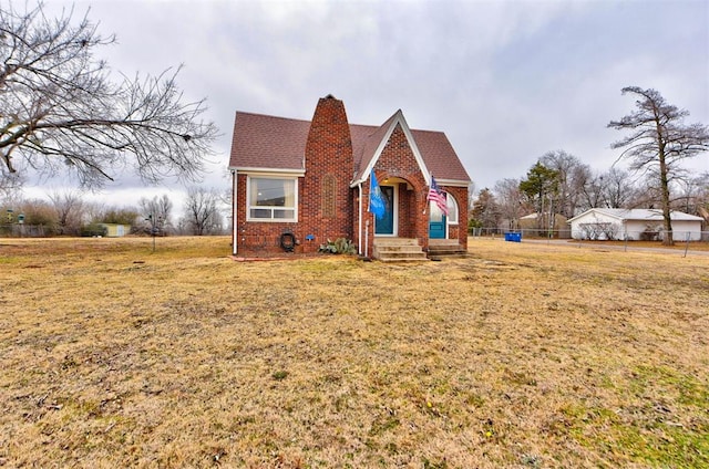 view of front of home featuring a front yard