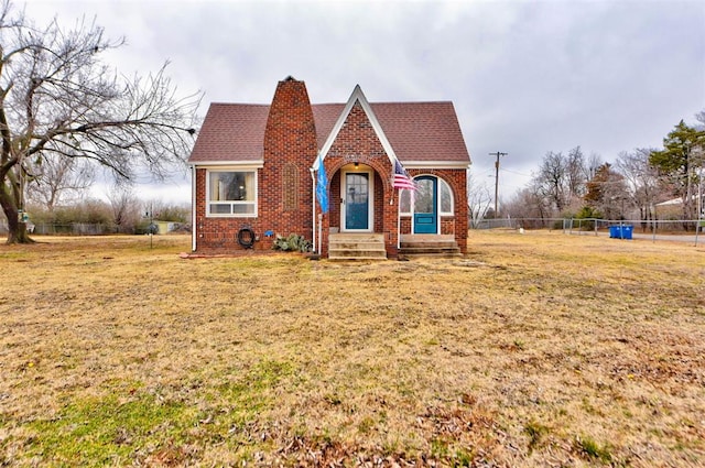 view of front of house with a front lawn