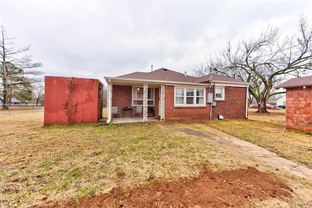 view of front of house with a front lawn