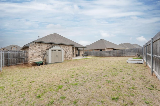 view of yard featuring a storage unit