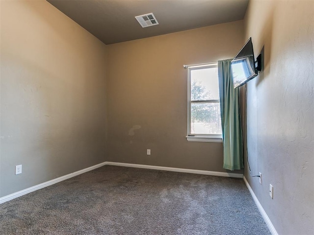 unfurnished room featuring carpet