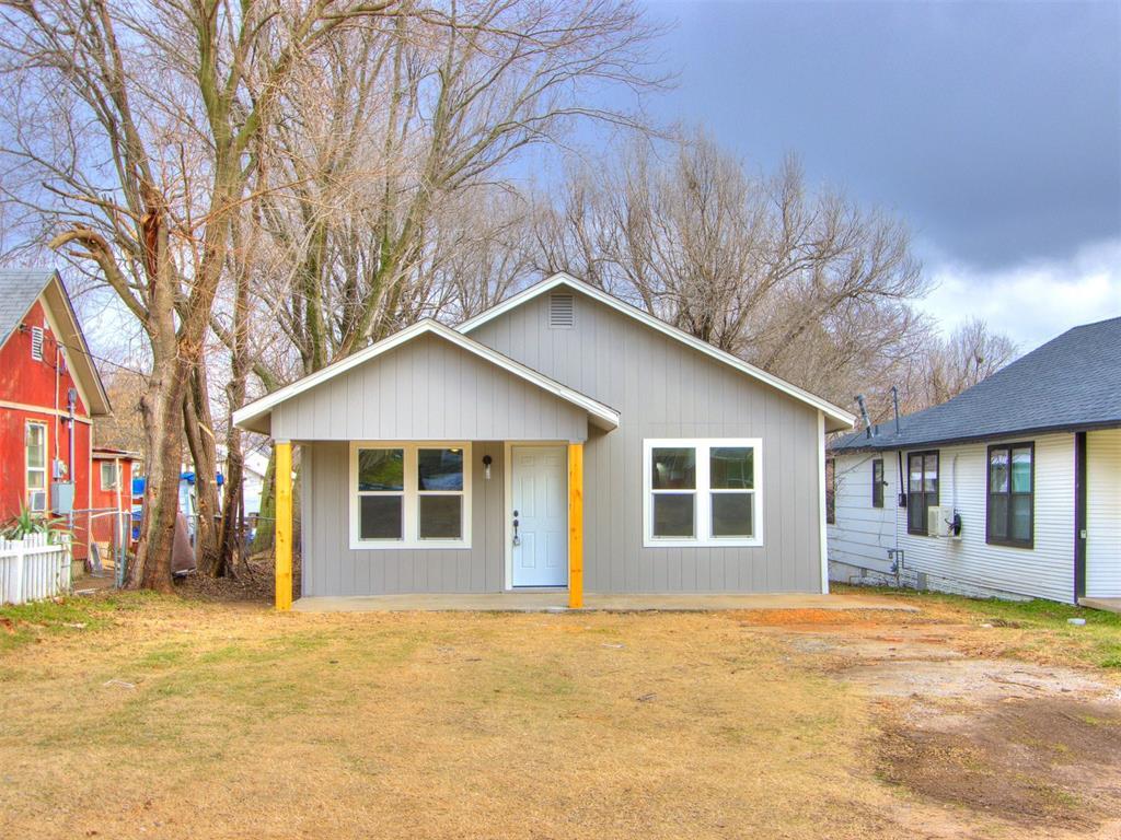 view of front of property featuring a front lawn