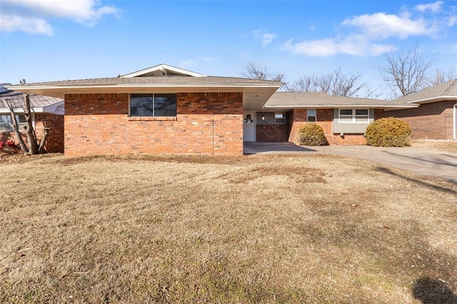 single story home featuring a front yard