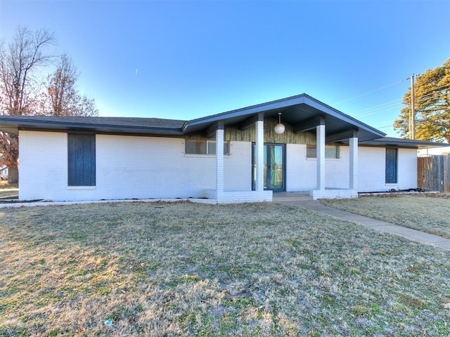 single story home featuring a front yard