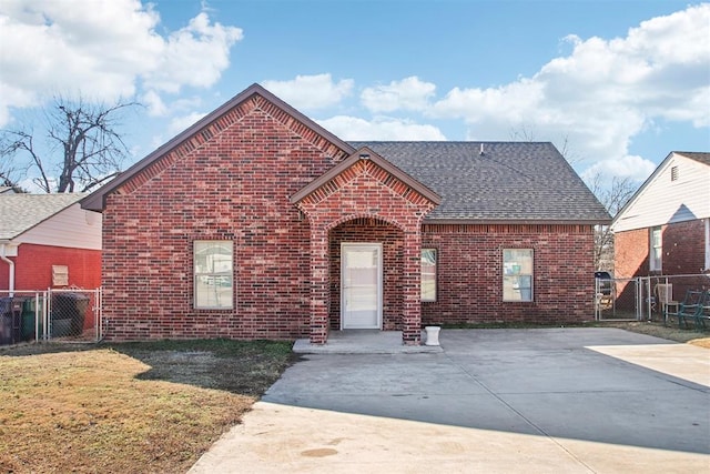 view of front of home featuring a front lawn