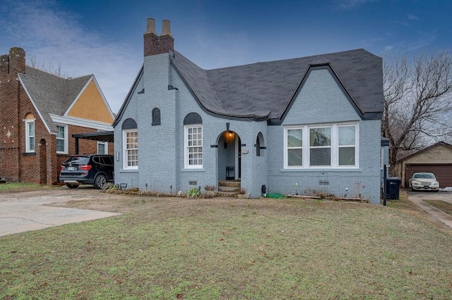 view of front of home with a front yard and a carport