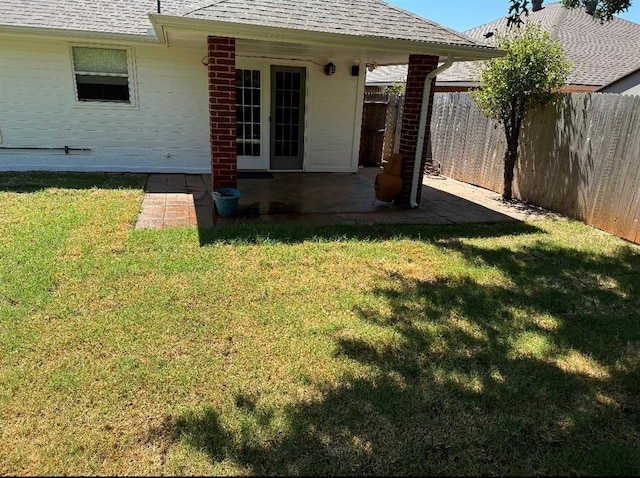 view of yard featuring a patio