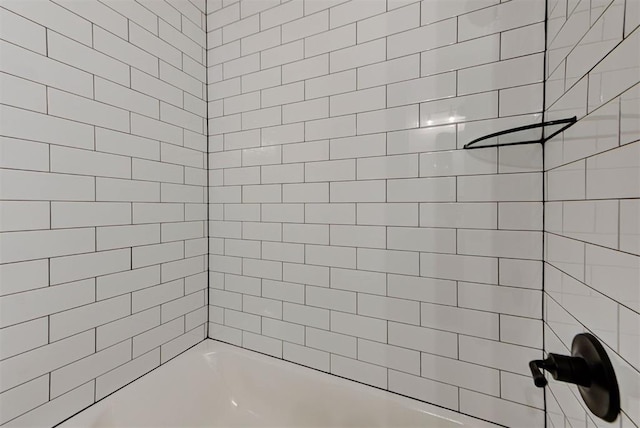 bathroom featuring tiled shower / bath combo