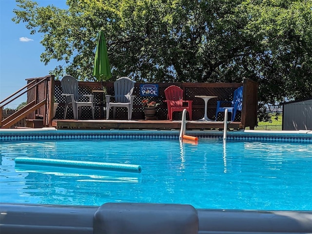 view of swimming pool