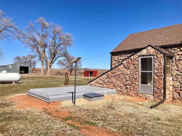 view of yard with an outbuilding and an outdoor structure