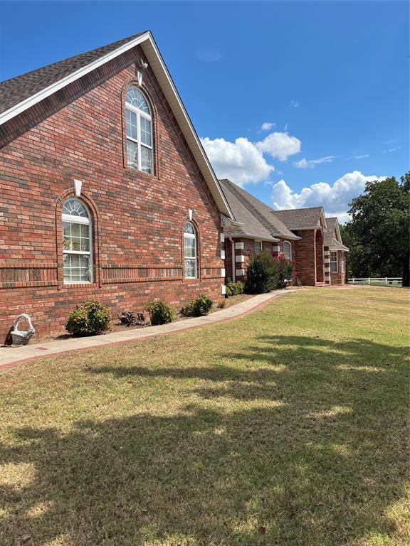 view of side of property featuring a lawn