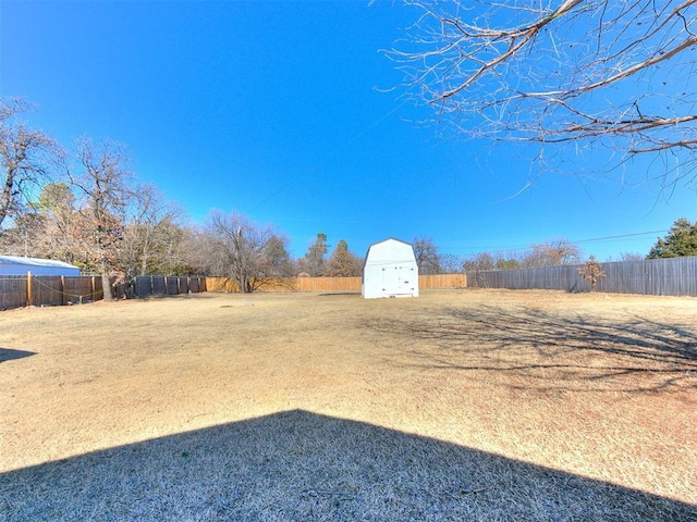 view of yard featuring a shed