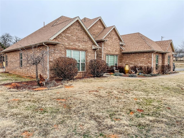 view of front of home featuring a front lawn