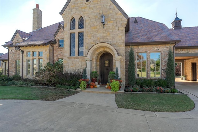 view of front facade featuring a front yard and a carport