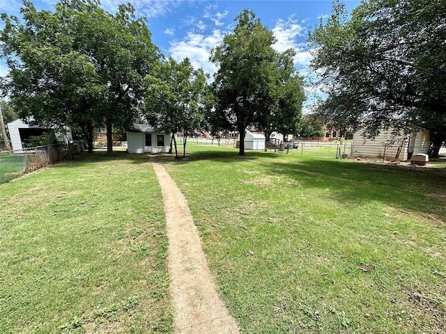 view of yard featuring an outdoor structure