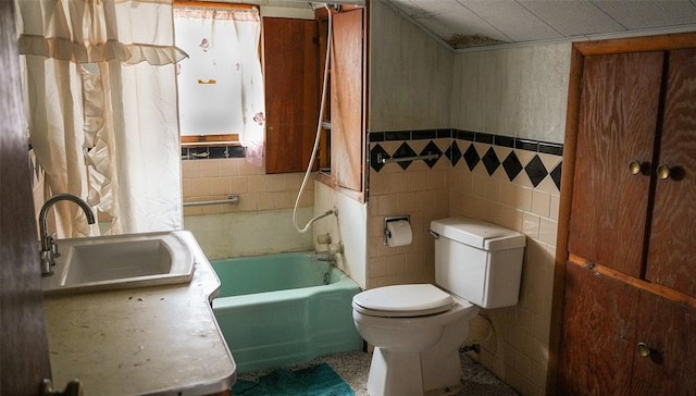 full bathroom featuring shower / bathtub combination with curtain, sink, tile walls, and toilet