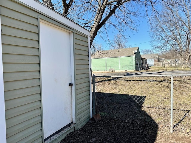 view of outdoor structure featuring an outbuilding and fence