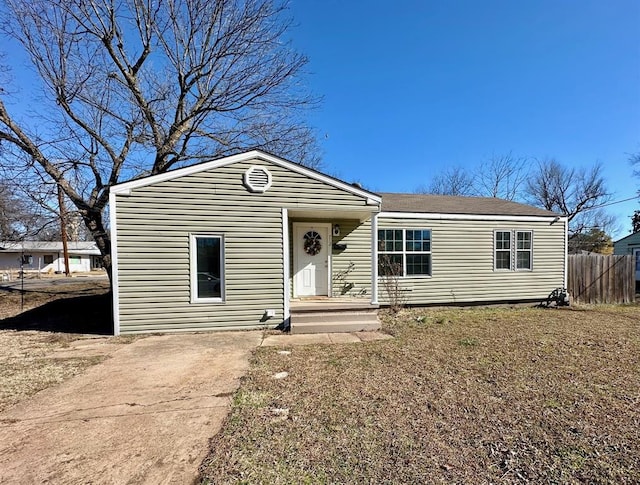 view of front of property featuring fence