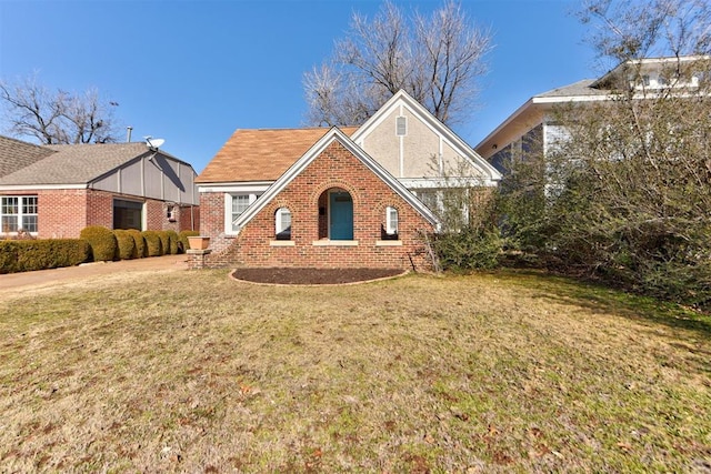 view of front facade with a front yard