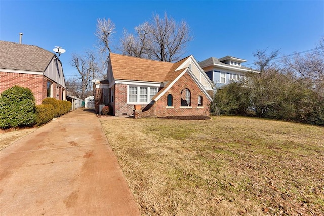 view of front of house with a front lawn