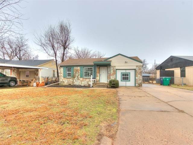 single story home featuring a front yard