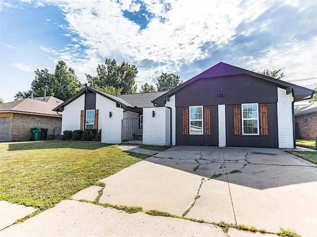 view of front of property with a front yard