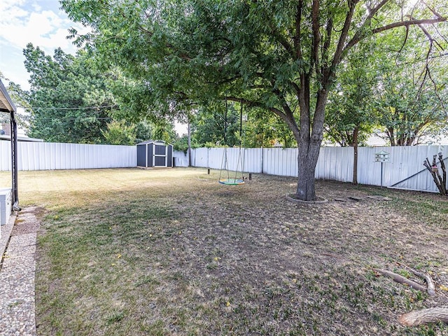 view of yard featuring a shed