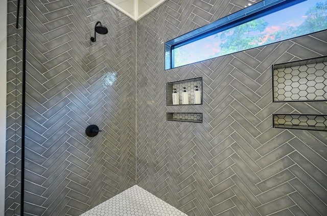 bathroom featuring tiled shower