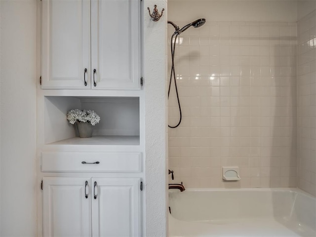 bathroom with tiled shower / bath combo