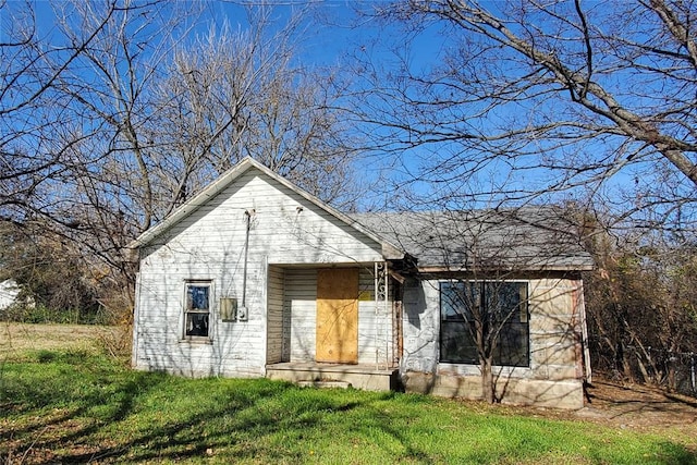 view of front of home featuring a front lawn