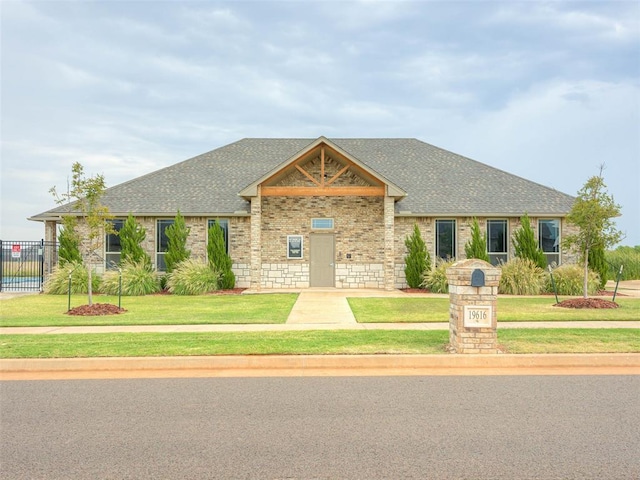 view of front of house featuring a front lawn