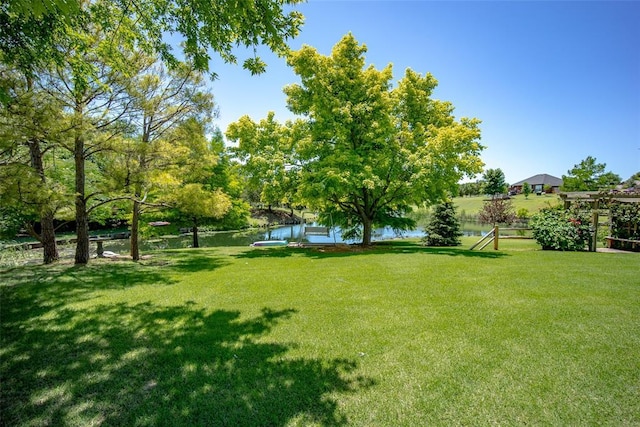 view of yard featuring a water view