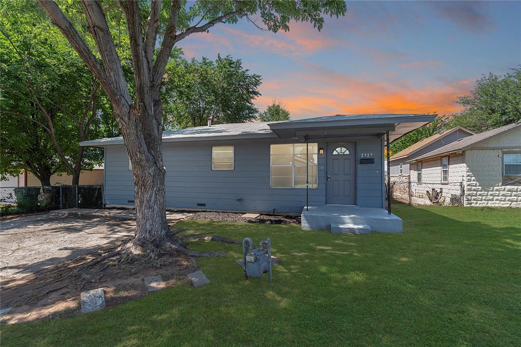 view of front of property with a lawn