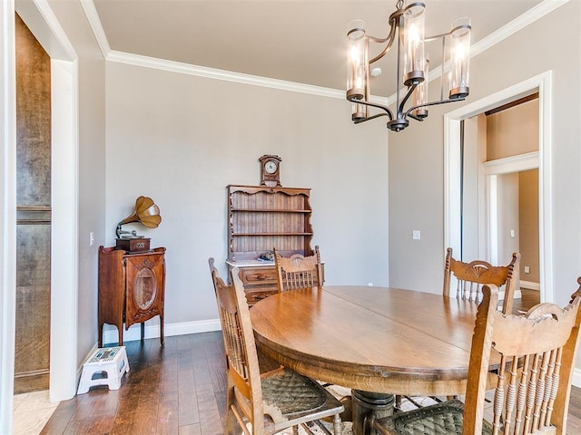 dining area with dark wood-type flooring, crown molding, and a notable chandelier