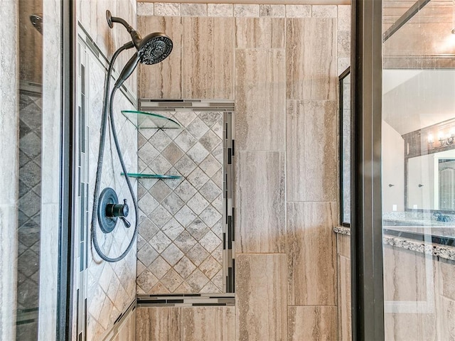 room details featuring tiled shower