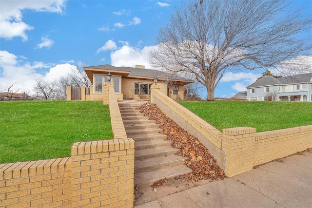 view of front of home with a front lawn