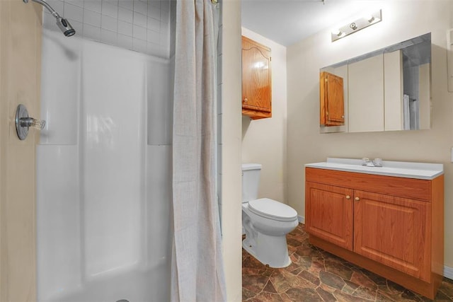 bathroom with vanity, curtained shower, and toilet