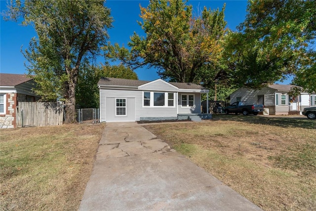 view of front of home featuring a front lawn