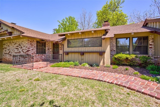 view of front of home featuring a patio and a front yard