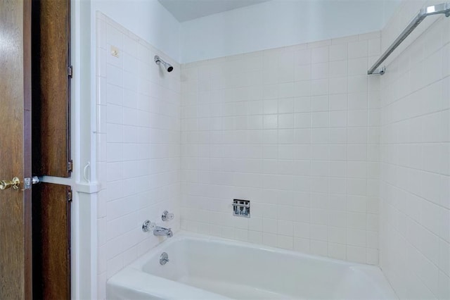 bathroom with tiled shower / bath