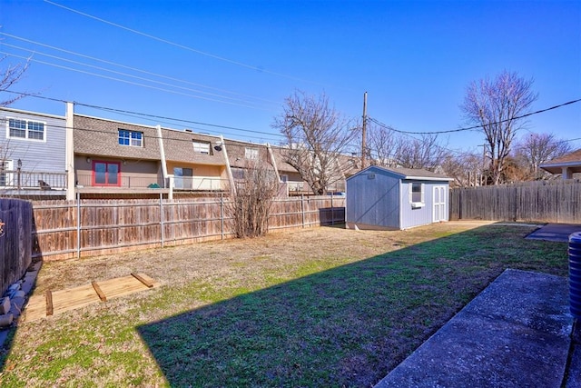 view of yard featuring a shed