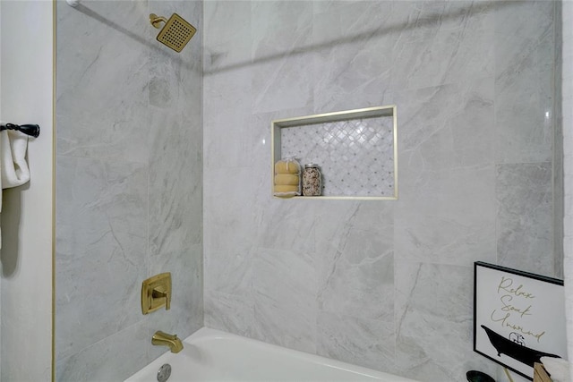 bathroom featuring tiled shower / bath combo