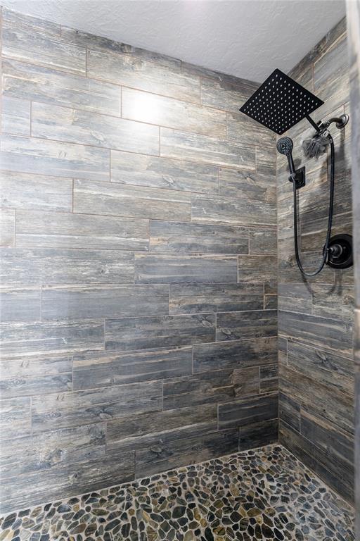 bathroom featuring tiled shower