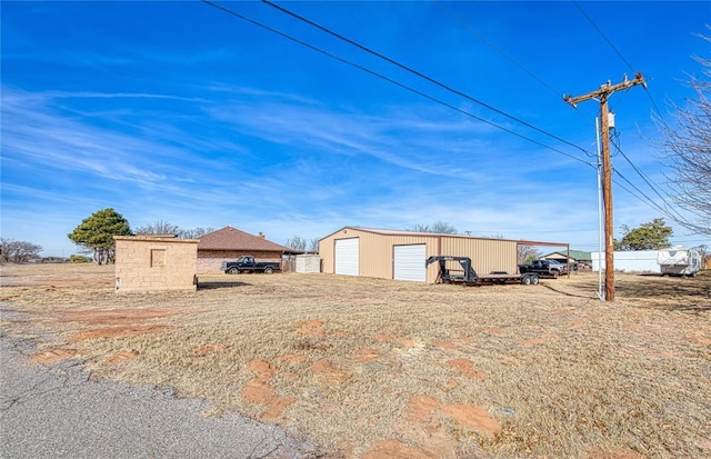 view of yard featuring an outbuilding and a garage