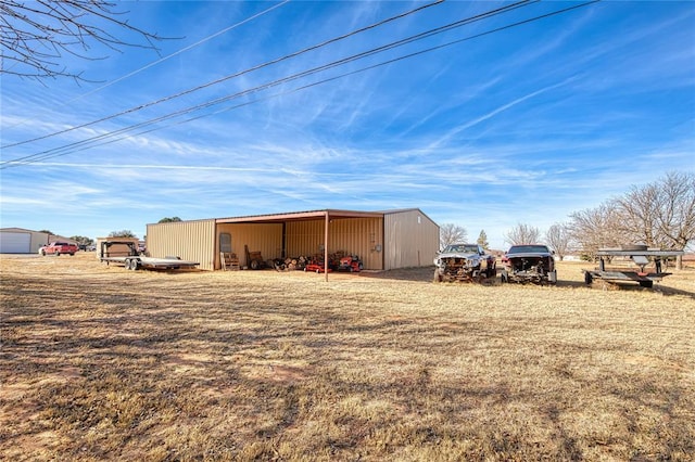 view of yard with an outdoor structure