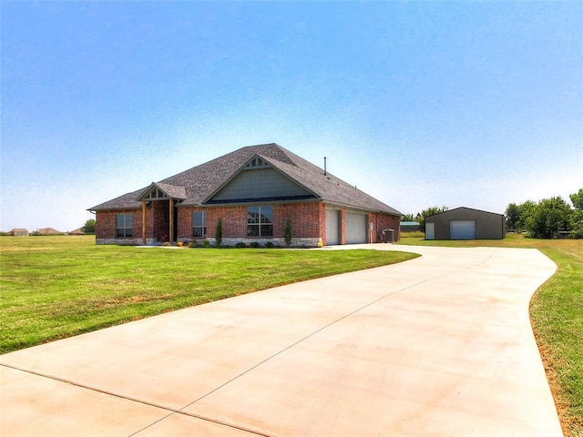 view of front of house featuring a front lawn