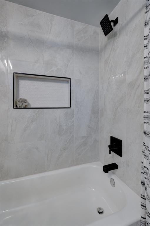 bathroom featuring tiled shower / bath