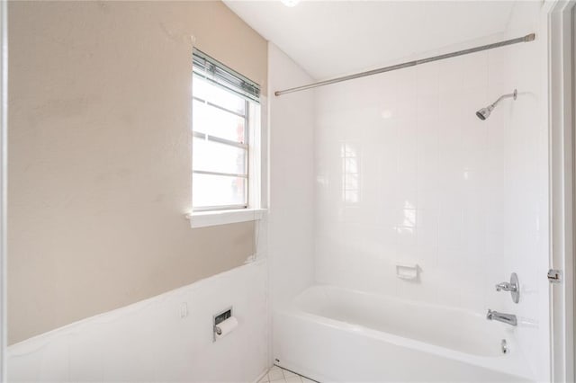 bathroom with tiled shower / bath